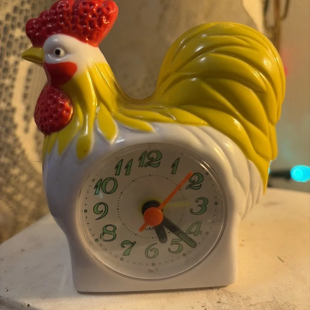 BOGO VINTAGE ROOSTER ALARM CLOCK AND SOLAR BOBBLE HEAD CHICK DOUBLE CLUCK
